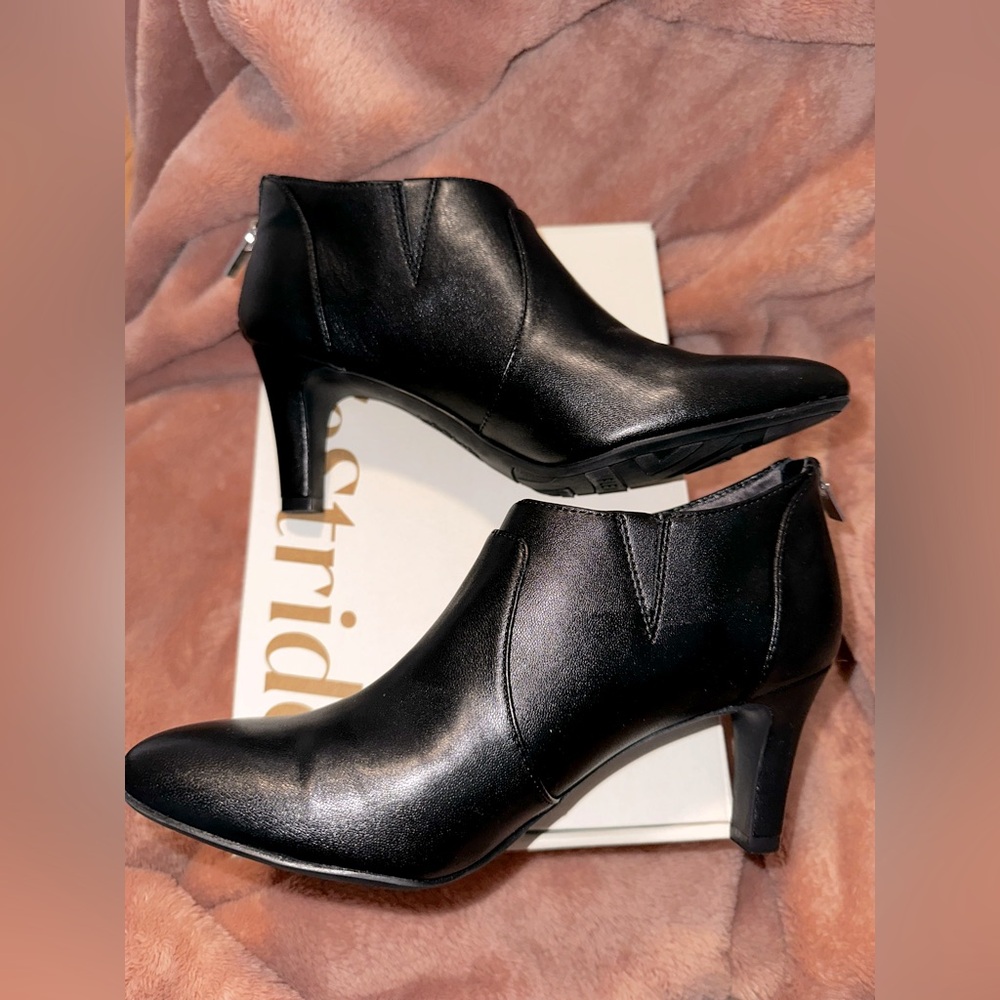 LifeStride | Gia 2 Ankle Bootie | Size 8.5 | Leather booties | Heels